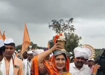 करमाळा तालुक्यात संत निवृत्तीनाथ महाराजांच्या पालखीचे उत्साहात स्वागत; तहसीलदार शिल्पा ठोकडे वारकऱ्यांसोबत पायी सहभागी
