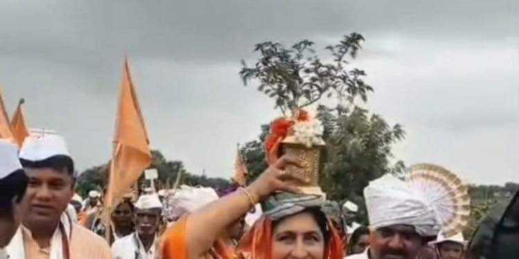 करमाळा तालुक्यात संत निवृत्तीनाथ महाराजांच्या पालखीचे उत्साहात स्वागत; तहसीलदार शिल्पा ठोकडे वारकऱ्यांसोबत पायी सहभागी