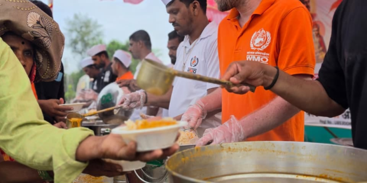 सलग पाचव्या वर्षी आषाढी वारीत वर्ल्ड मराठा ऑर्गनायझेशनचा सेवाभावी उपक्रम; हजारो वारकऱ्यांना दिला आधार