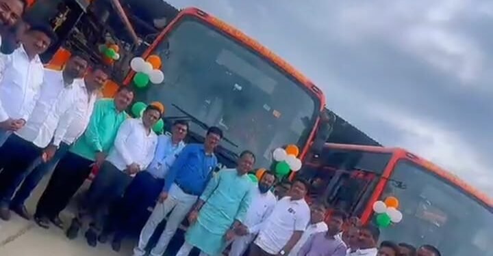 आमदारांनी स्वतः बस चालवून घेतला प्रवासाचा अनुभव..