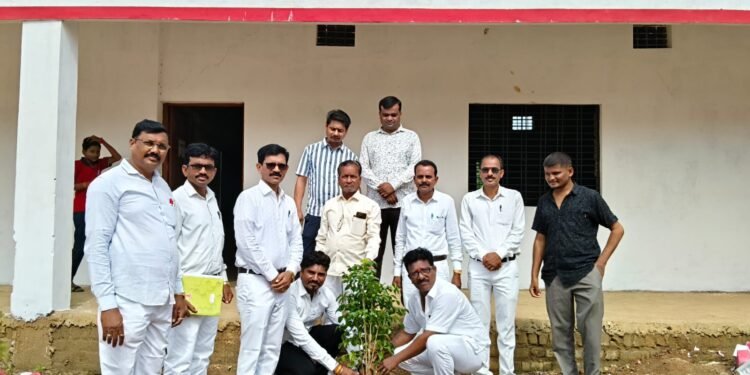 स्व. हर्षला बागडे यांच्या स्मृतीप्रीत्यर्थ खात येथील शाळेत वृक्षारोपण; १५ मोठ्या झाडांची भेट