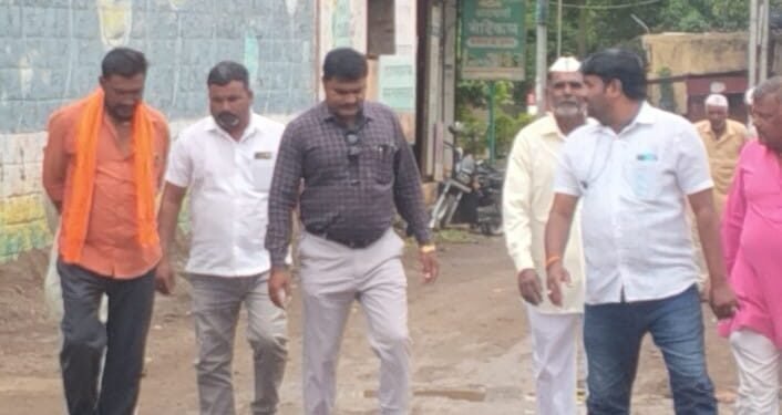 पंधराव्या वित्त आयोगातील काम पूर्ण न करता ग्रामपंचायत तडवळे तत्कालीन सरपंच व ग्रामसेवक यांनी निधी हडपला.