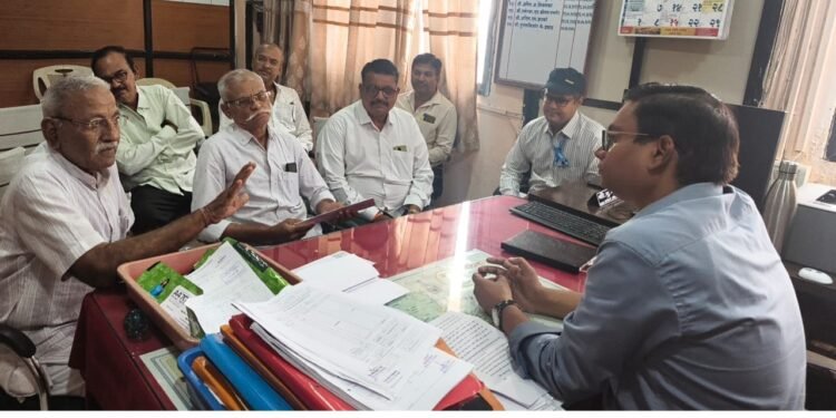 शहादा शहरात वारंवार खंडित होणाऱ्या वीज पुरवठ्याबाबत महावितरण अधिकाऱ्यांना निवेदन; सर्वसमावेशक बैठक घेण्याचा निर्णय.