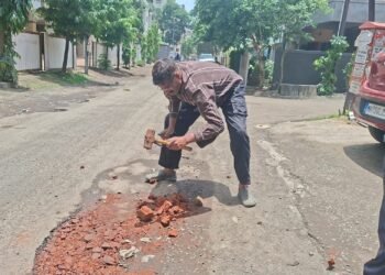 चेतना नगरमध्ये दुकानदारानेच बुजवला रस्त्यावरील खड्डा