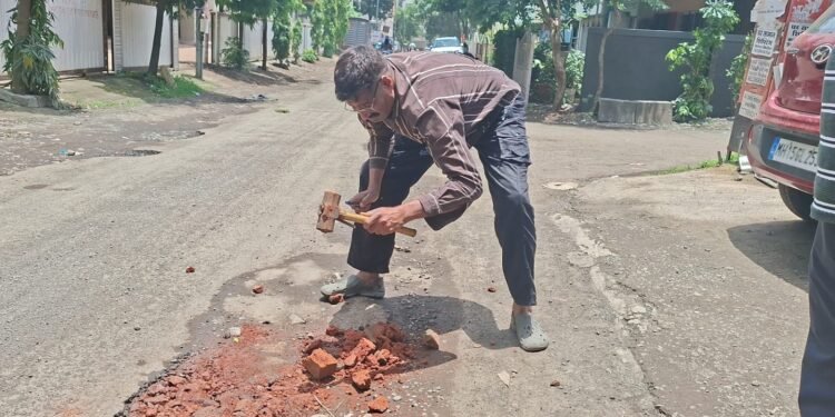 चेतना नगरमध्ये दुकानदारानेच बुजवला रस्त्यावरील खड्डा
