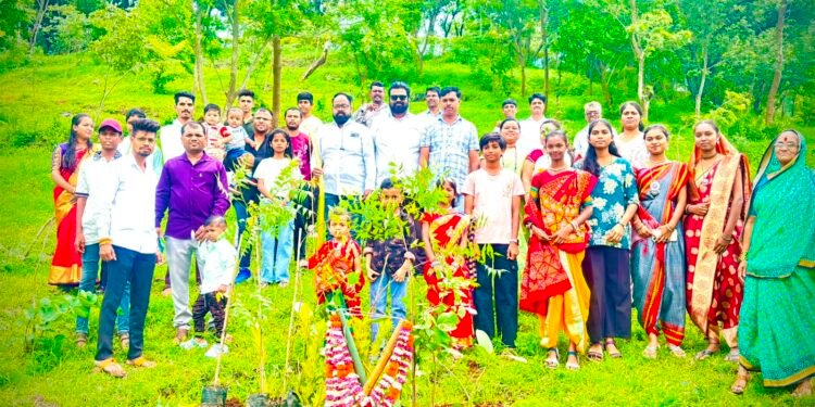 जागतिक आदिवासी दिनानिमित्त वृक्षारोपण; मान्यवरांसह महिला मंडळाचा सहभाग