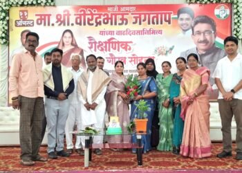वीरेंद्रभाऊ जगताप, ॲड. कीर्तीताई इमले व मो. अनिस सौदागर यांच्या वाढदिवसानिमित्त ११० गुणवंत विद्यार्थी व शिक्षकांचा गौरव