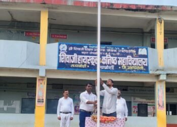 शासनाच्या आदेशानुसार उत्साहात ध्वजवंदन; ‘माझ्या स्वप्नातील भारत’ वक्तृत्व स्पर्धेत विद्यार्थ्यांचा उत्स्फूर्त सहभाग