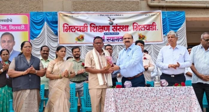 प्रा साळुंखे सरांचा हृदयस्पर्शी सेवानिवृत्तीचा कार्यक्रम संपन्न