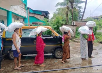 “गुंज सामाजिक संस्था व पत्रकार कैलासराजे घरत यांचा अतिशय स्तुत्य समाजपयोगी उपक्रम….खारपाडा पंचक्रोशीतील पूरग्रस्तांना गृहपयोगी वस्तूंचे वाटप..!