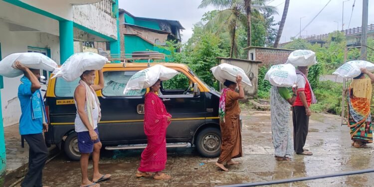 “गुंज सामाजिक संस्था व पत्रकार कैलासराजे घरत यांचा अतिशय स्तुत्य समाजपयोगी उपक्रम….खारपाडा पंचक्रोशीतील पूरग्रस्तांना गृहपयोगी वस्तूंचे वाटप..!