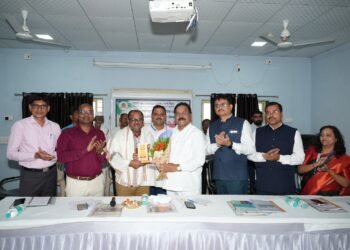 बाबु कोकाट यांचा कुलगुरू प्रा.डॉ.इन्द्र मणि यांच्या हस्ते सन्मान
