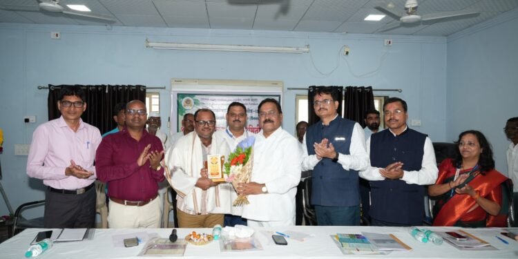 बाबु कोकाट यांचा कुलगुरू प्रा.डॉ.इन्द्र मणि यांच्या हस्ते सन्मान