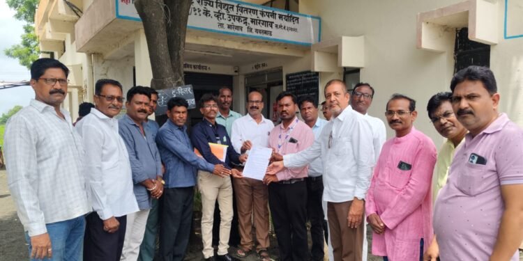 मारेगाव, वीज पुरवठा वारंवार खंडित होत असल्याने, त्रस्त ग्राहकांनी दिले निवेदन………..