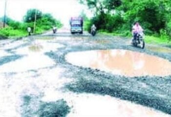 माहूरगड ते धनोडा जीवघेणा रस्ता बनला आहे