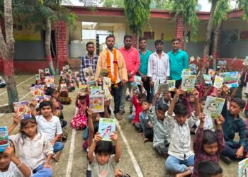 युवा उद्योजक व पत्रकार ओमकार जाधव यांच्या वाढदिवसानिमित्त विद्यार्थ्यांना शैक्षणिक साहित्य वाटप