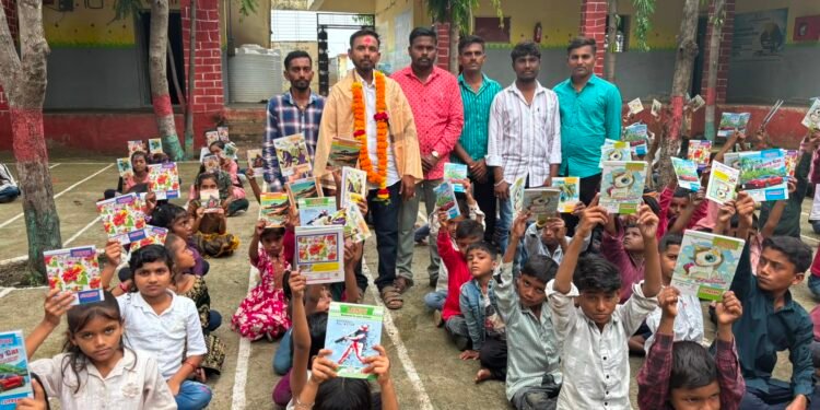 युवा उद्योजक व पत्रकार ओमकार जाधव यांच्या वाढदिवसानिमित्त विद्यार्थ्यांना शैक्षणिक साहित्य वाटप