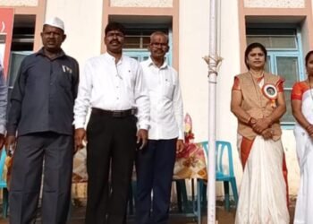 सौ विमला देवी खंडेराव माने (रहिमतपूर) कन्या माध्यमिक विद्यालय, कुरुंदवाड येथे मुख्याद्यापिका सौ. सुनिता जोंग यांच्या शुभ हस्ते ध्वजारोहण ……..
