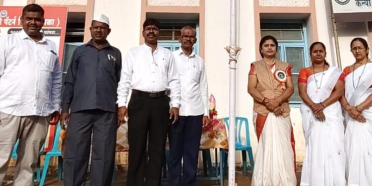सौ विमला देवी खंडेराव माने (रहिमतपूर) कन्या माध्यमिक विद्यालय, कुरुंदवाड येथे मुख्याद्यापिका सौ. सुनिता जोंग यांच्या शुभ हस्ते ध्वजारोहण ……..