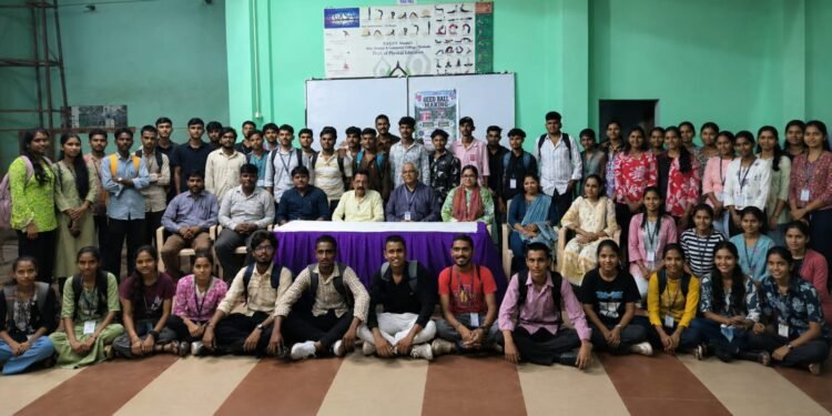 कला, विज्ञान व वाणिज्य महाविद्यालय शहादा येथे सीड बॉल निर्मिती कार्यशाळा उत्साहात संपन्न.