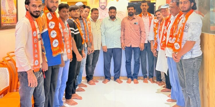 आरावी गावात राष्ट्रवादी काँग्रेसला मोठा धक्का; ग्रामपंचायत सदस्यांसह युवक व ज्येष्ठ नागरिकांचा शिवसेना (शिंदे गटात) प्रवेश*