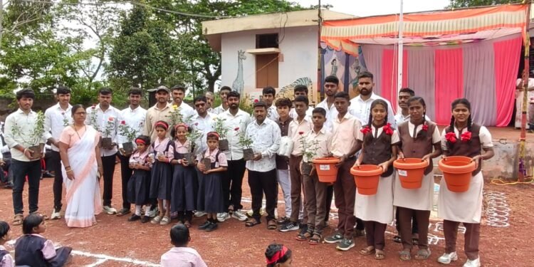 जाखापूरमध्ये स्वातंत्र्य दिनी दोस्ती ग्रुपचा स्तुत्य उपक्रमशाळकरी मुलांचा सन्मान, वृक्षरोपण आणि जलपानाने साजरा केला 80 वा स्वातंत्र्य दिन