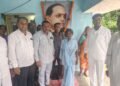 रस्त्यासाठी सुरू केलेले उपोषण लिखित आश्वासनानंतर मागे