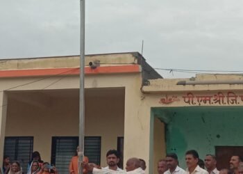 धानवड येथे स्वातंत्र्यदिन उत्साहात; शाळा व ग्रामपंचायतीत ध्वजारोहण