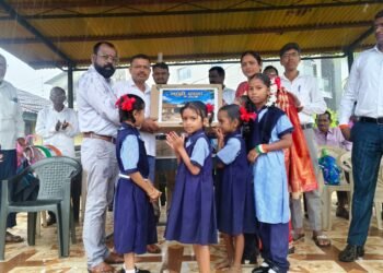 स्वातंत्र्यदिनी माजी विद्यार्थ्यांचे मातृभूमीस अनमोल योगदान; कोलमांडले जि. प. शाळेस संगणक संच सप्रेम भेट