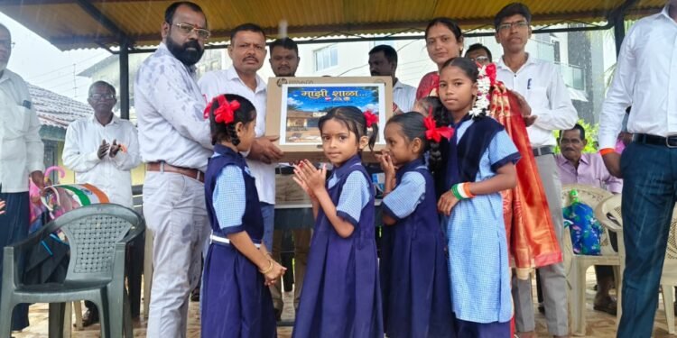 स्वातंत्र्यदिनी माजी विद्यार्थ्यांचे मातृभूमीस अनमोल योगदान; कोलमांडले जि. प. शाळेस संगणक संच सप्रेम भेट