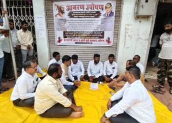 चिंचणीच्या मुख्य रस्त्यासाठी आमरण उपोषण; गावकऱ्यांचा आंदोलनाला पाठिंबा