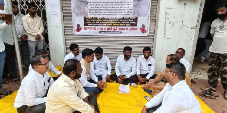 चिंचणीच्या मुख्य रस्त्यासाठी आमरण उपोषण; गावकऱ्यांचा आंदोलनाला पाठिंबा