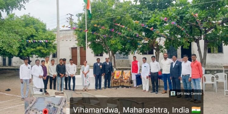 आर.वाय.पी. कला महाविद्यालयात स्वातंत्र्यदिन उत्साहात साजरा.