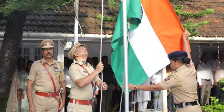 रत्नागिरी पोलीस अधीक्षक कार्यालयात स्वातंत्र्य दिनाचा उत्साह; पोलीस अधीक्षक नितीन बगाटे यांच्या हस्ते ध्वजारोहण