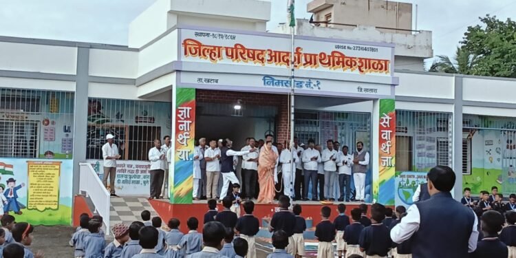 निमसोड जिल्हा परिषद आदर्श प्राथमिक शाळेत स्वातंत्र्यदिन उत्साहात साजरा