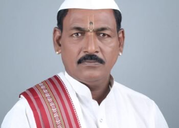नाम घेणाऱ्याच्या मागेपुढे मी उभा आहे.