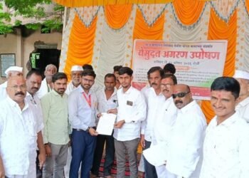 गेवराई पंचायत समितीसमोर सिंदखेड येथील तरुणांचे उपोषण; गटविकास अधिकाऱ्यांच्या लेखी आश्वासनानंतर आंदोलन स्थगित