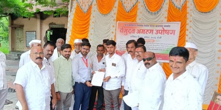 गेवराई पंचायत समितीसमोर सिंदखेड येथील तरुणांचे उपोषण; गटविकास अधिकाऱ्यांच्या लेखी आश्वासनानंतर आंदोलन स्थगित