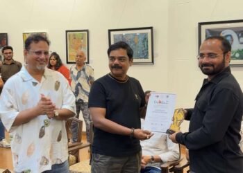 मुंबईच्या नेहरू सेंटर जागतिक प्रदर्शनात परभणी जिल्ह्याच्या ग्रामिण मातीतल्या सुशिलकुमार घुंबरे उर्फ काका यांना ‘राजा रवि वर्मा बेस्ट आर्टिस्ट पुरस्कार’