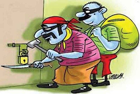 वांजरवाडा येथे एकाच रात्री 4 घरफोडी 1 घरातून 3 तोळे सोने दागिने व 12 तोळे चांदीचे दागिने लंपास