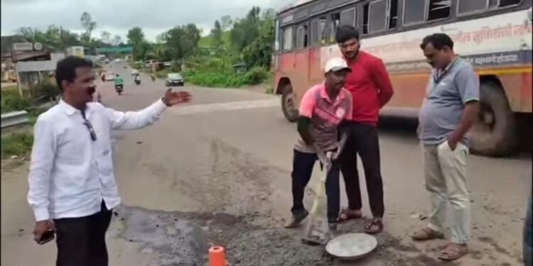 कोकरूड फाटा चौकातील खड्डे अखेर बुजवले; अनिल घोडे पाटील यांच्या पाठपुराव्याला यश.