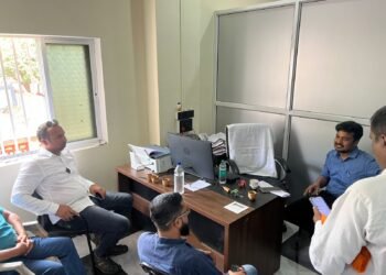 श्रीवर्धन तालुक्यातील रस्त्यांच्या दुरवस्थेबाबत PWD अधिकाऱ्यांची भेट