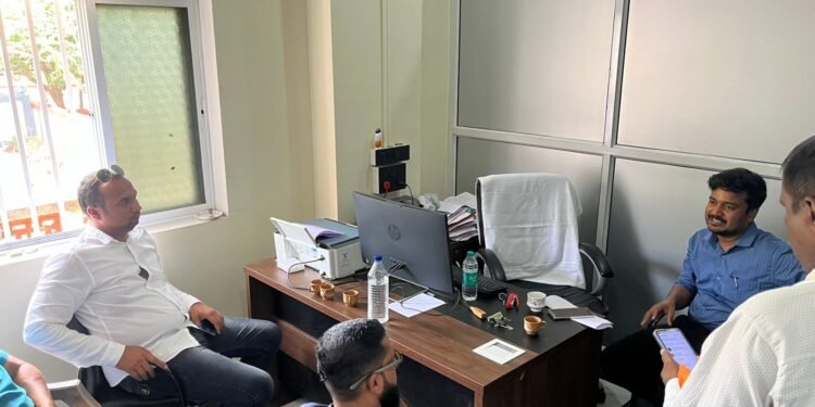 श्रीवर्धन तालुक्यातील रस्त्यांच्या दुरवस्थेबाबत PWD अधिकाऱ्यांची भेट