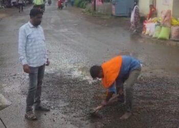 छत्रपती चौकातील रस्त्यावर खडी पसरल्याने दुचाकीस्वार घसरण्याचे प्रकार; नगरसेवक सचिन गायकवाड यांच्याकडून तात्काळ दाखल