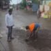 छत्रपती चौकातील रस्त्यावर खडी पसरल्याने दुचाकीस्वार घसरण्याचे प्रकार; नगरसेवक सचिन गायकवाड यांच्याकडून तात्काळ दाखल