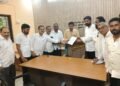 सार्वजनिक बांधकाम अधिकारी उपस्थित नसल्यामुळे त्यांच्या खुर्ची ला हार घालून पुलगाव शिरपूर रस्ता दुरुस्थी साठी देण्यात आले निवेदन.