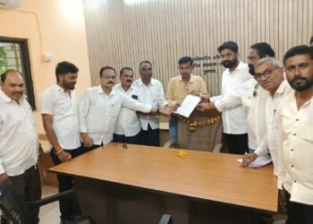 सार्वजनिक बांधकाम अधिकारी उपस्थित नसल्यामुळे त्यांच्या खुर्ची ला हार घालून पुलगाव शिरपूर रस्ता दुरुस्थी साठी देण्यात आले निवेदन.