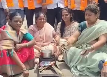 साखर महागली, ठाकरे गट पेटला! जळगावात ‘बिनसाखरेचा चहा’ करून सरकारला दणका