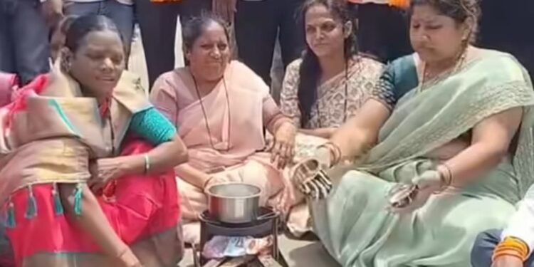 साखर महागली, ठाकरे गट पेटला! जळगावात ‘बिनसाखरेचा चहा’ करून सरकारला दणका