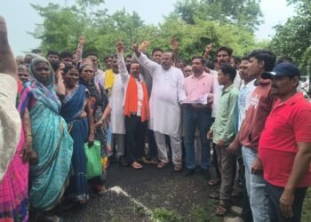 स्मार्ट मीटर विरोधात सुरगाव ग्रामस्थांचे आक्रोश निवेदन